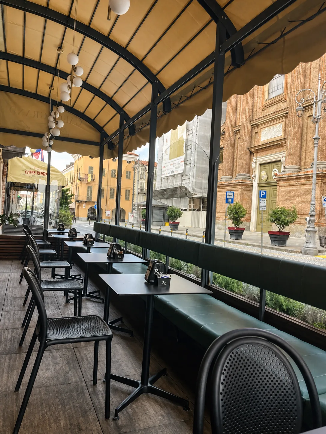 I tavoli del dehors del Caffè Grande