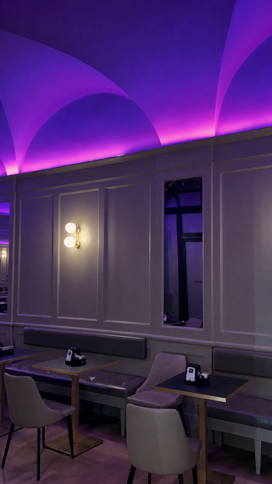 La sala del Caffè Grande con le volte illuminate