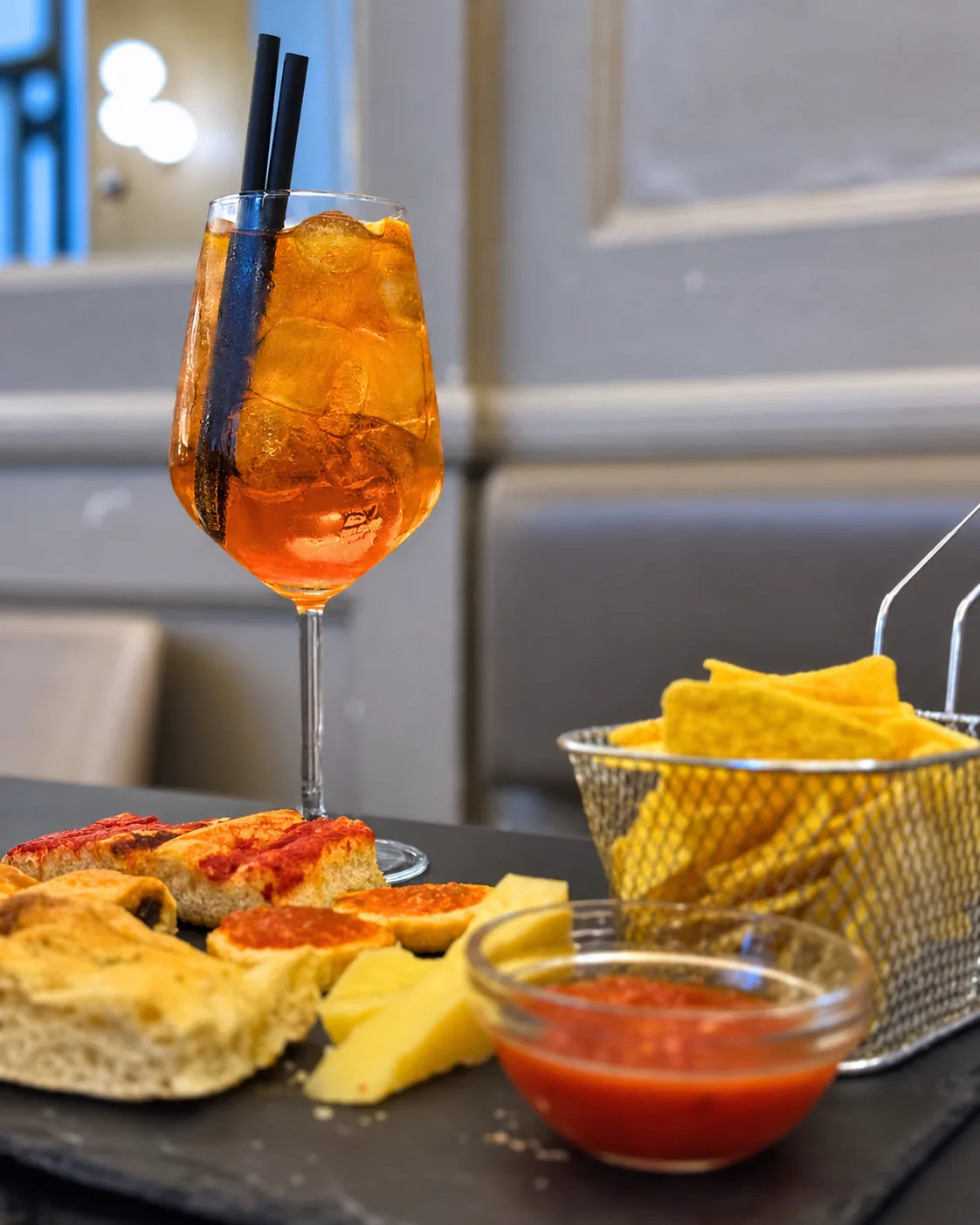 Uno spritz preparato al Caffè Grande